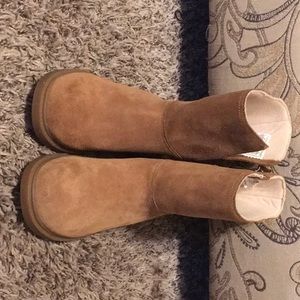 UGG boats with bows in the back.